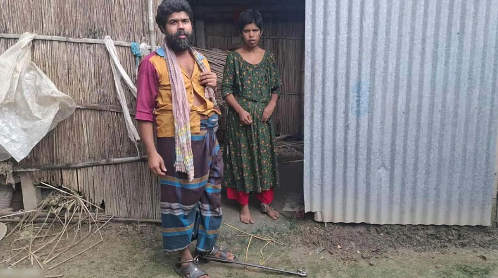 ১০ বছর ধরে শিকলে বাঁধা দুই ভাই-বোন!